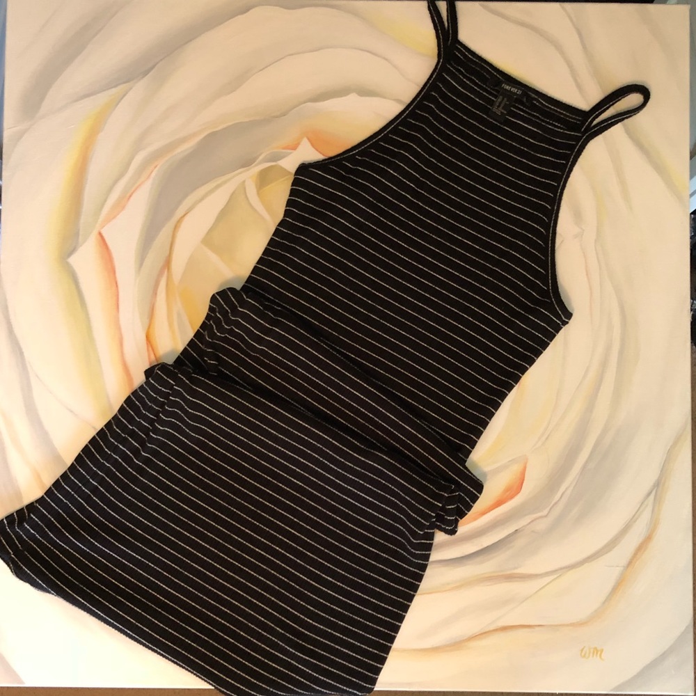 Beautiful dress Forever 21. Form fitting soft!